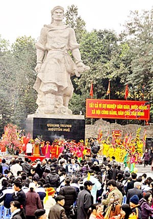 Many people offer incense and flowers at the monument of Emperor Quang Trung. (Photo: SGGP) Many people offer incense and flowers at the monument of Emperor Quang Trung. (Photo: SGGP)